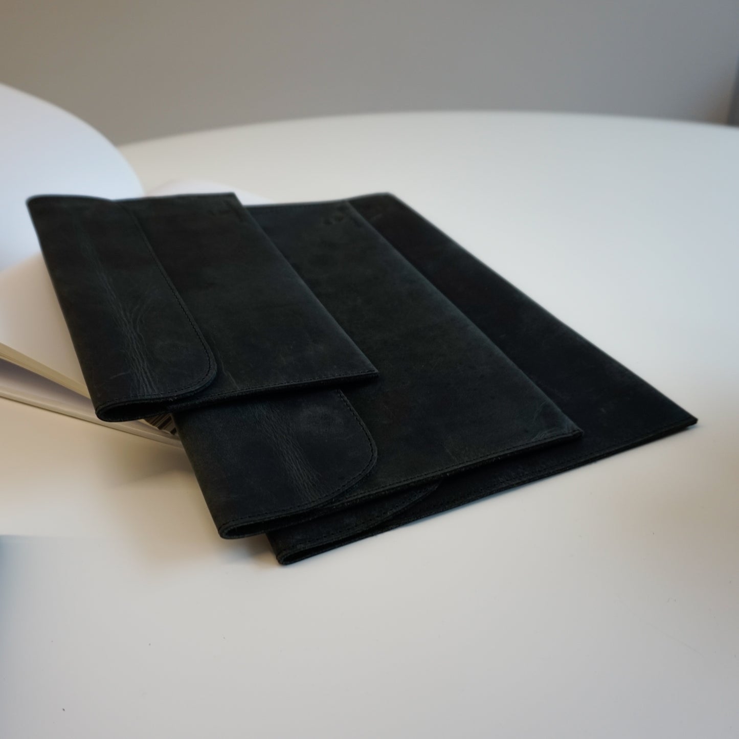 Newtown 11 Tablet Case Cowhide Black