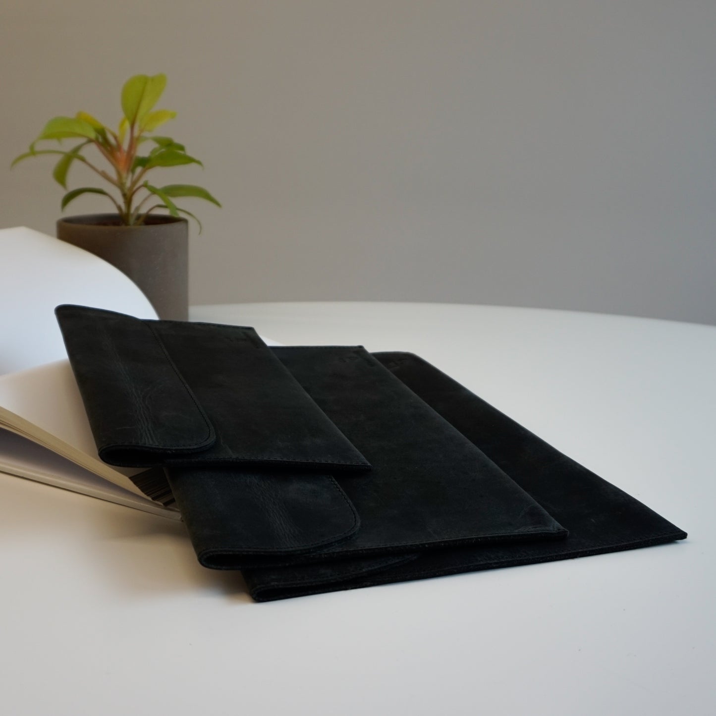 Newtown 11 Tablet Case Cowhide Black