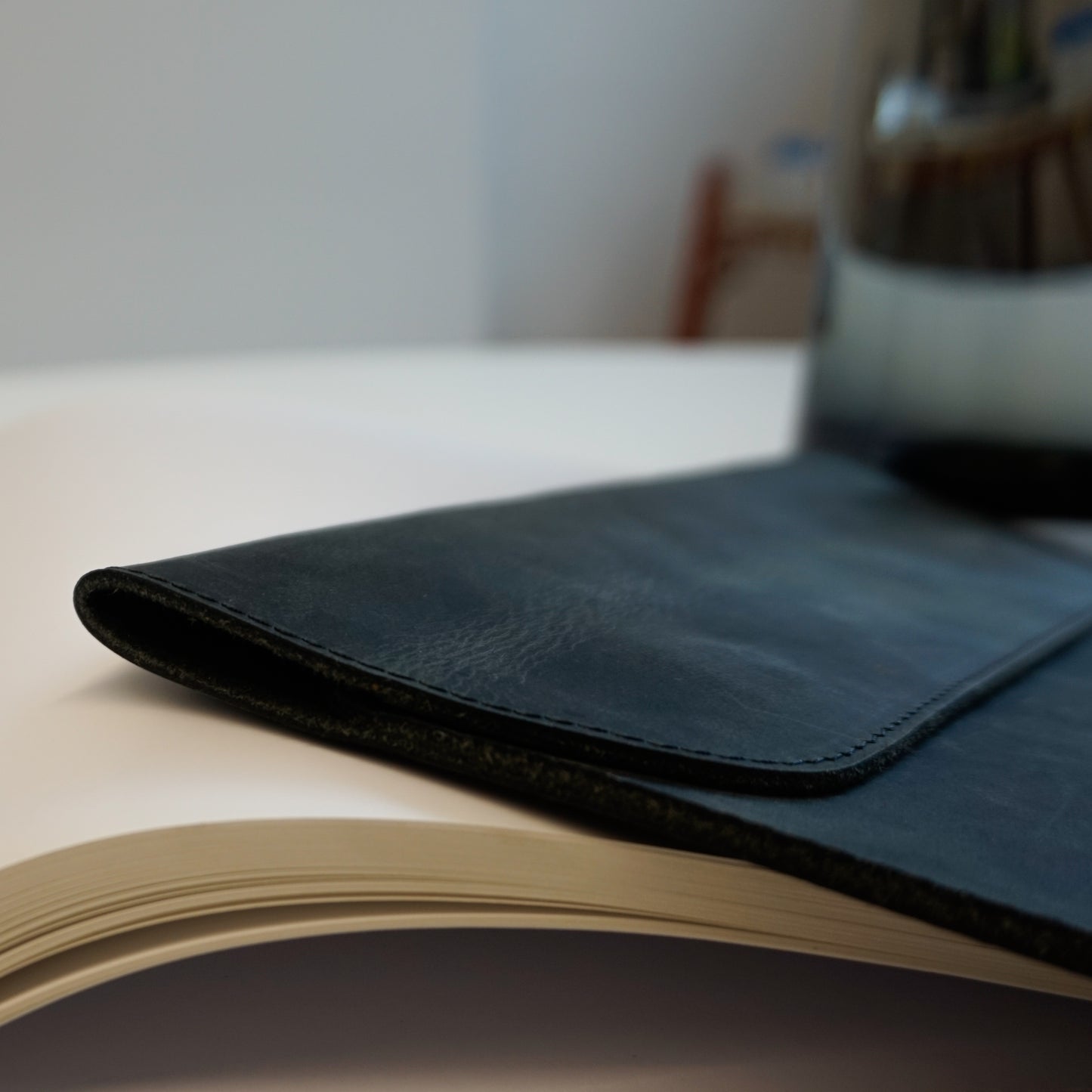 Newtown 11 Tablet Case Cowhide Black